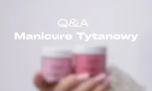Dłoń trzymająca pudry do manicure tytanowego. Q&A o przedłużanie paznokci tytanem.