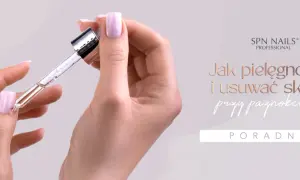 Delikatna dłoń z zadbanymi paznokciami, na które aplikowany jest olejek. Poradnik o pielęgnacji skórek, idealny do manicure biologicznego.