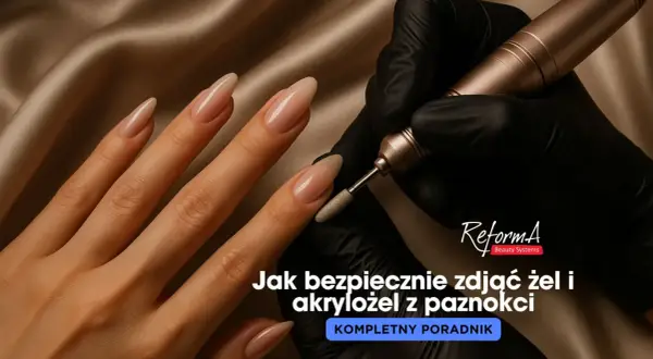 Dłoń z paznokciami w cielistym kolorze, na której widać frezarkę. Poradnik: jak zdjąć akrylożel z paznokci.