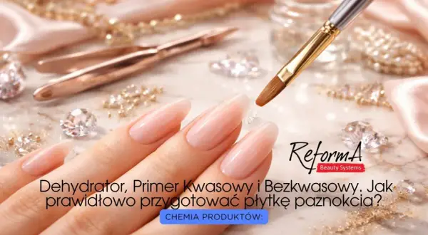Dłoń z idealnymi paznokciami, pędzelek z żelem. Dowiedz się, jak wybrać primer kwasowy a bezkwasowy do przygotowania płytki paznokcia.
