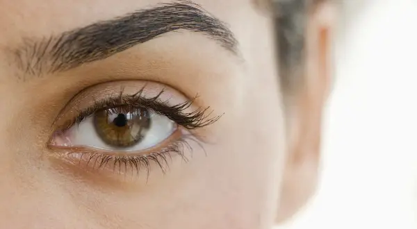 Piękne brwi permanentne microblading, podkreślające naturalne piękno oka.