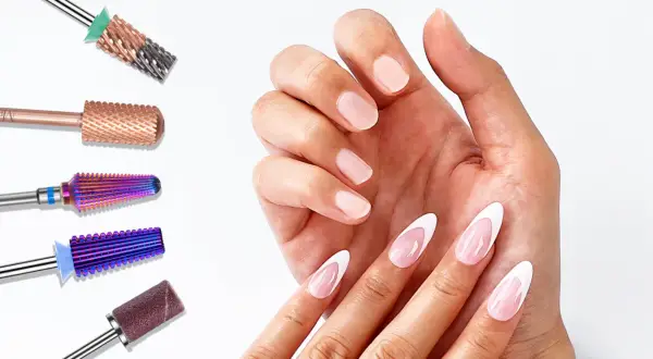 Różne frezy do paznokci, w tym idealny frez do ściągania żelu, obok dłoni z eleganckim french manicure.