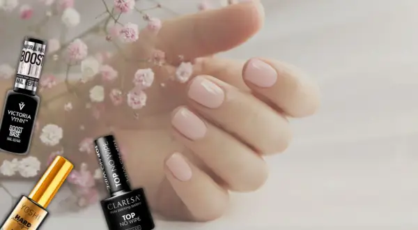 Delikatne, różowe paznokcie i buteleczki z produktami do stylizacji, w tym top do paznokci.