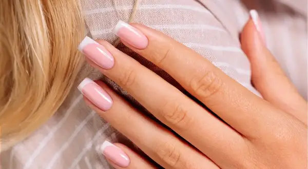 Eleganckie paznokcie w stylu french manicure. Idealne dla każdej kobiety, która chce wiedzieć, jak zrobić french.