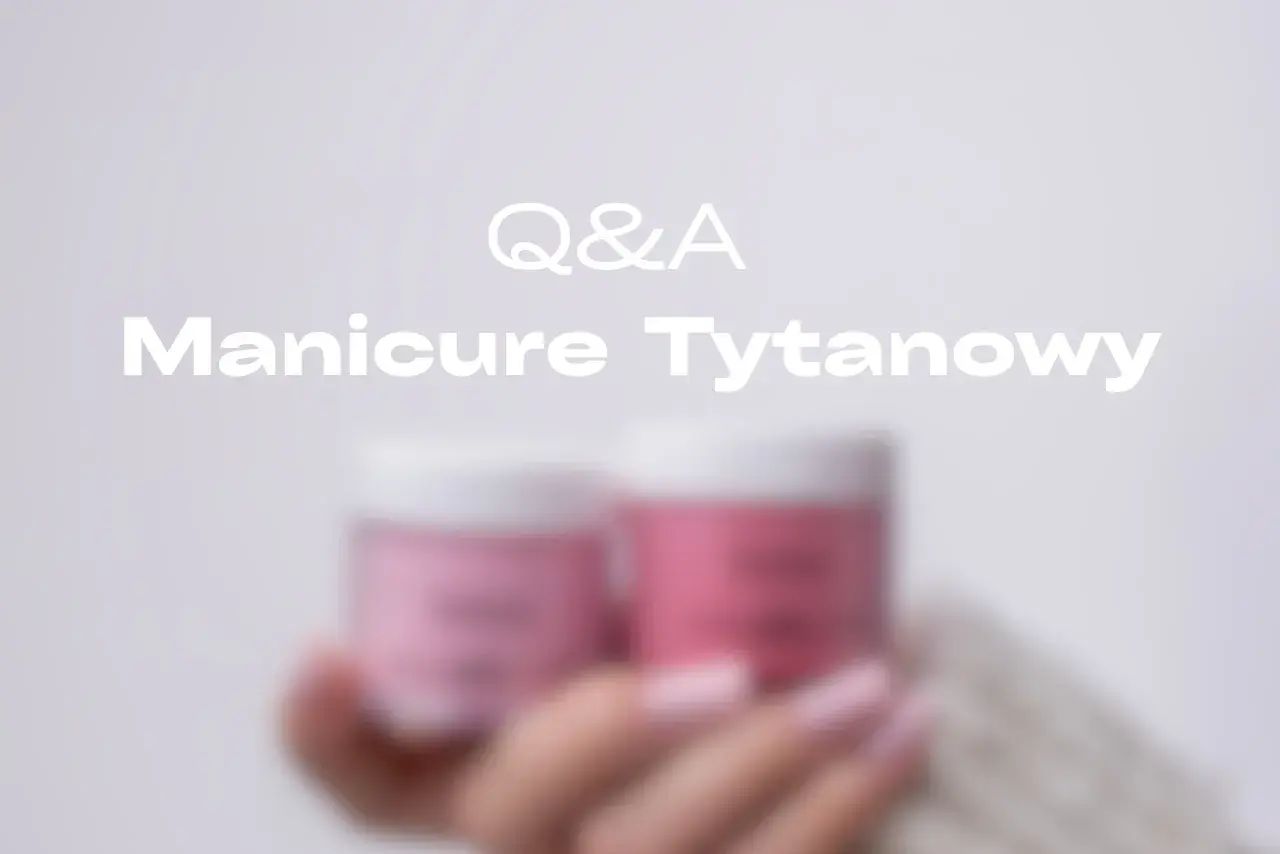 Dłoń trzymająca pudry do manicure tytanowego. Q&A o przedłużanie paznokci tytanem.
