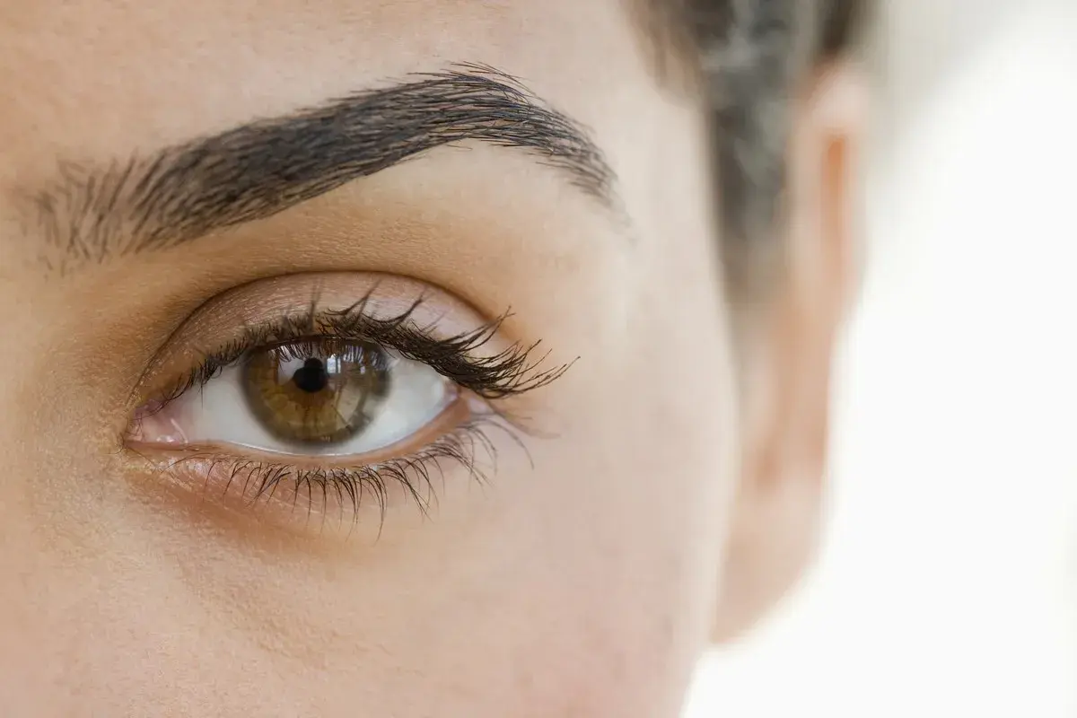Piękne brwi permanentne microblading, podkreślające naturalne piękno oka.