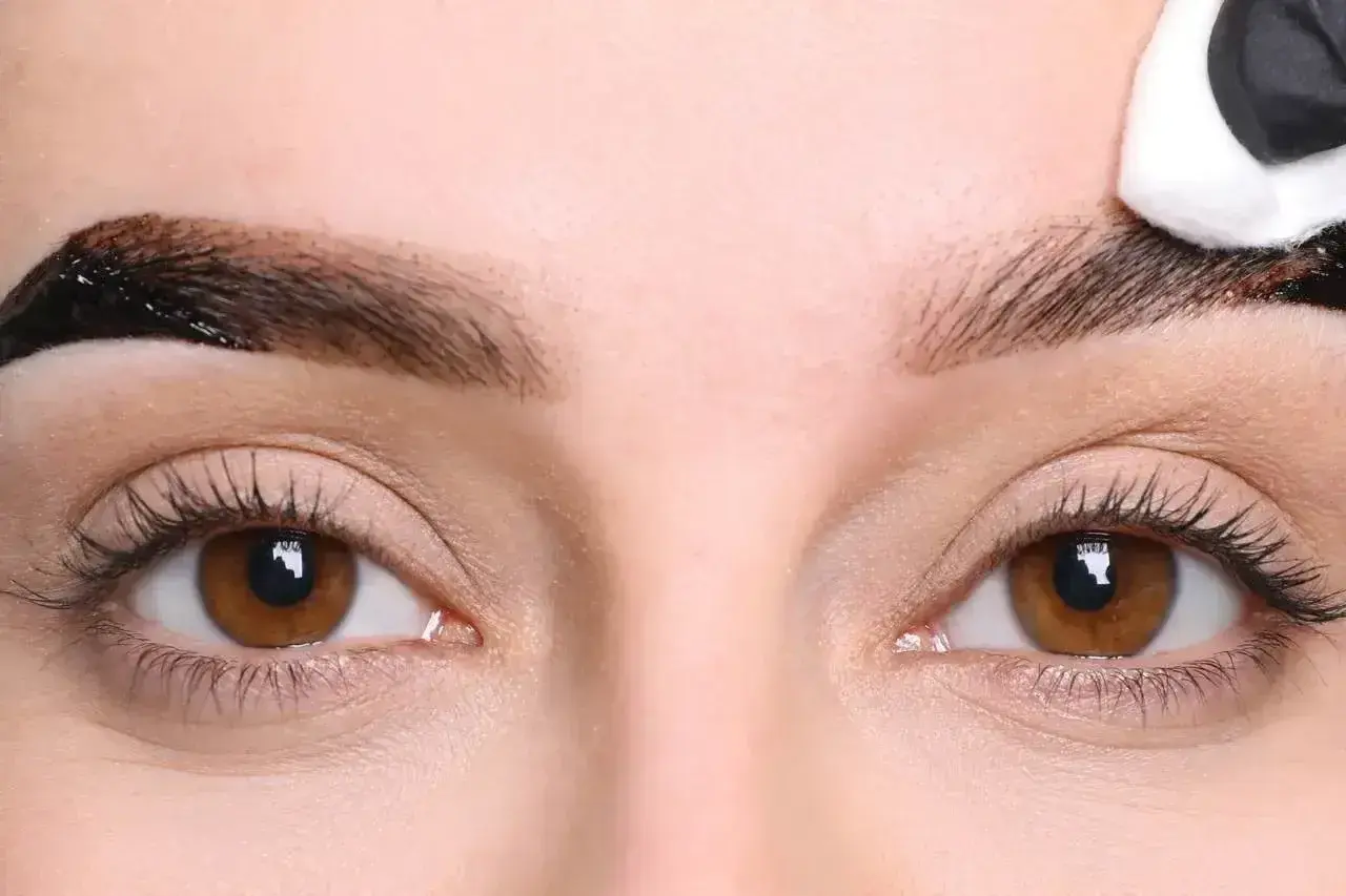 Aplikacja henny na brwi. To naturalny sposób na podkreślenie oczu, co to henna.