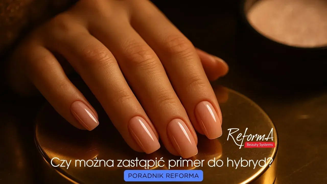Dłoń z idealnym manicure hybrydowym. Czy można zastąpić primer do paznokci? Poradnik Reforma.