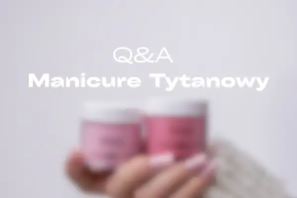 Dłoń trzymająca pudry do manicure tytanowego. Q&A o przedłużanie paznokci tytanem.