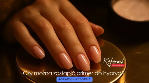 Dłoń z idealnym manicure hybrydowym. Czy można zastąpić primer do paznokci? Poradnik Reforma.